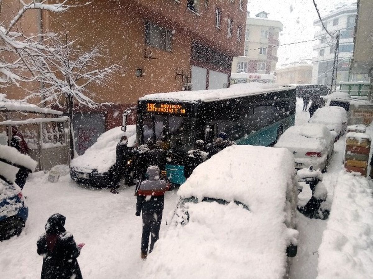 Mahsur Kalan Otobüsün Yardımına Vatandaşlar Koştu