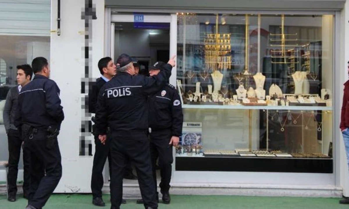 Maskeli Hırsızlar Kuyumcu Dükkanını Soydu
