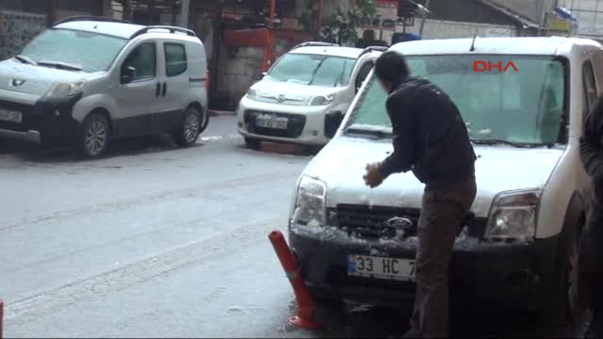 Mersin\'e Karla Karışık Dolu Yağdı