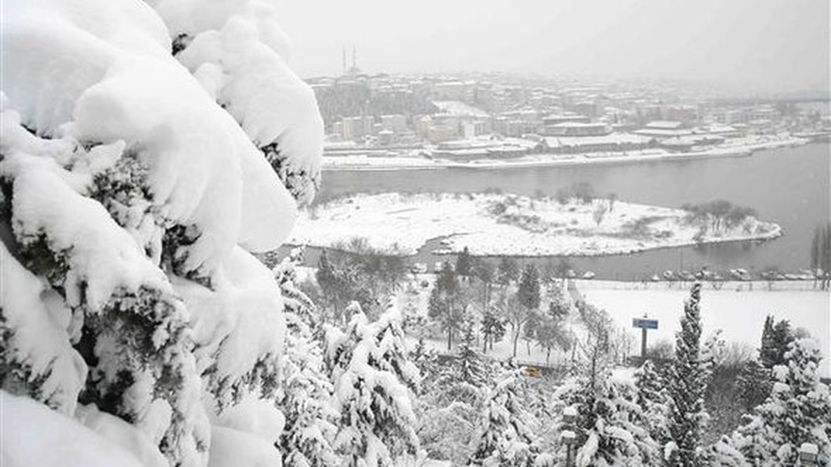 Sibirya İstanbul\'a Geldi! Kar Kalınlığı 122 cm