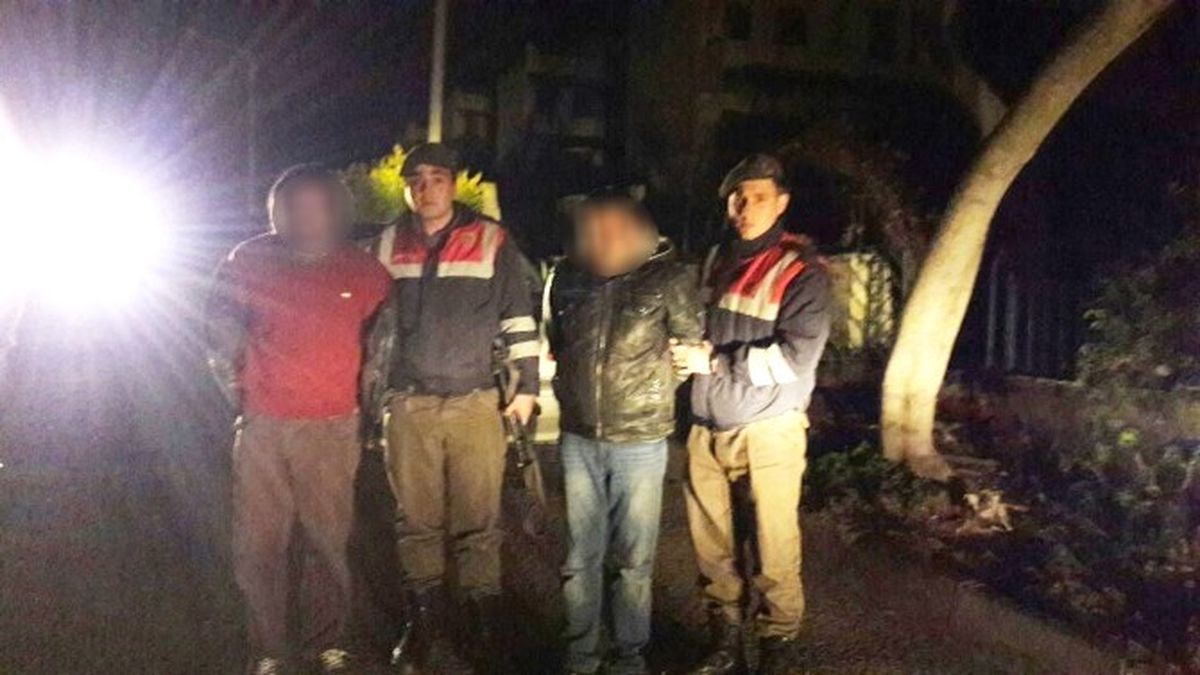 Çaldıkları Eşyaları Araçlarına Yükleyen Hırsızlar Suçüstü Yakalandı