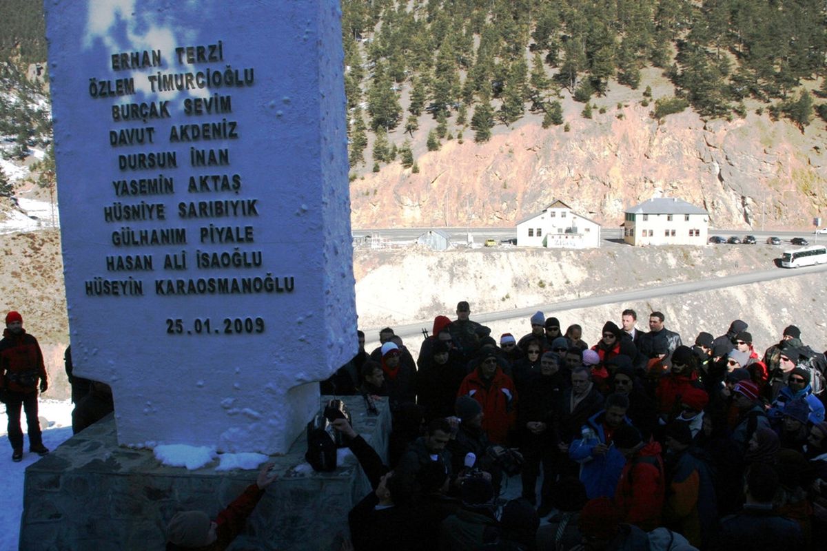 Ölen Dağcıları Kamp Kurarak Anacaklar