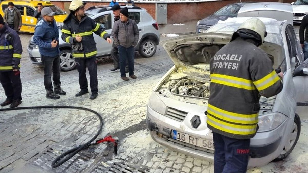 Otomobil Yandı, Yardımına İtfaiye Koştu