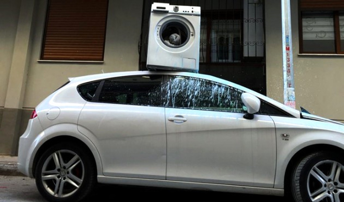 Otomobilin Üstüne Çamaşır Makinesi Attı