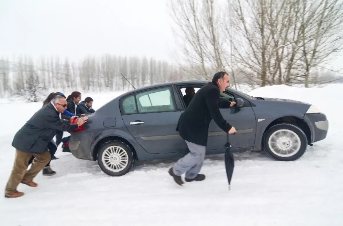 Ovacık\'ta Yollar Buz Pistine Döndü