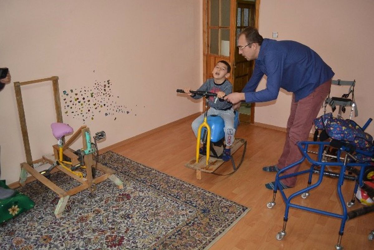 Çocuğunun Tedavisi İçin Tahtalardan Fizik Tedavi Aletleri Yaptı