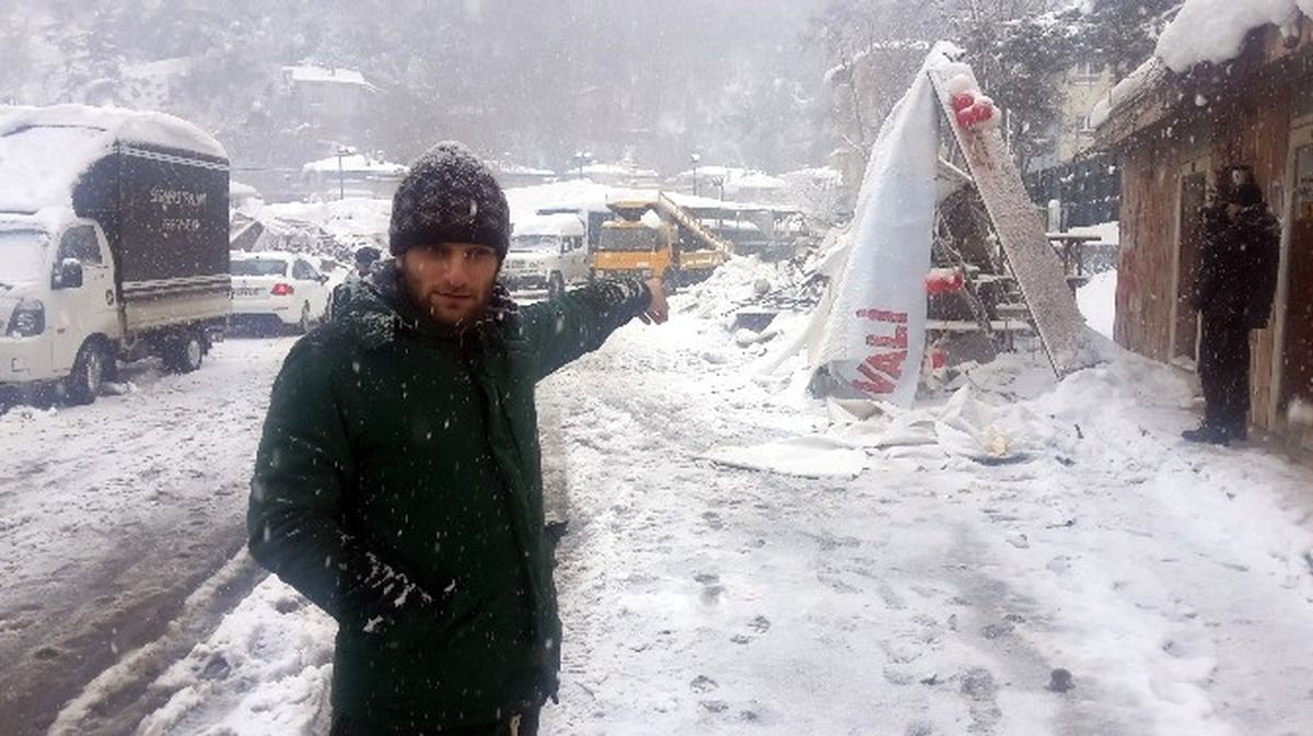 Sarıyer\'de Pazar Alanının Çatısı Çöktü