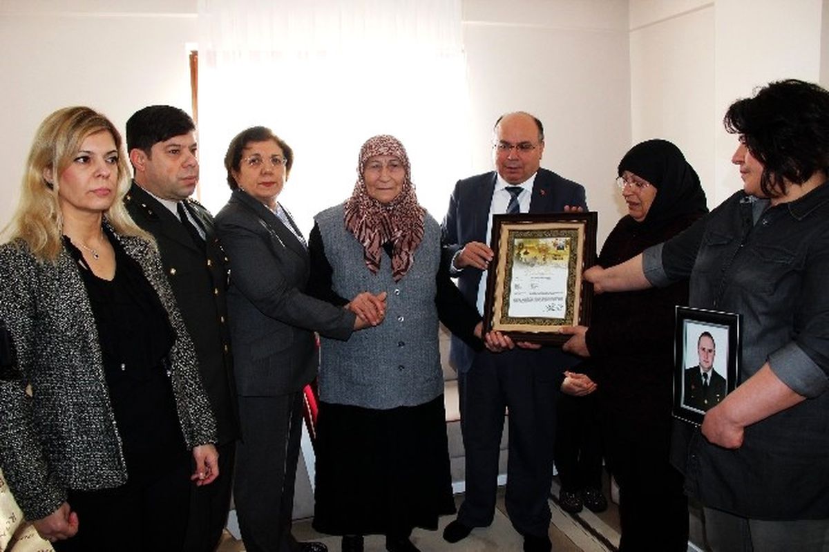 Şehit Annesine \'Şehitlik Beratı"