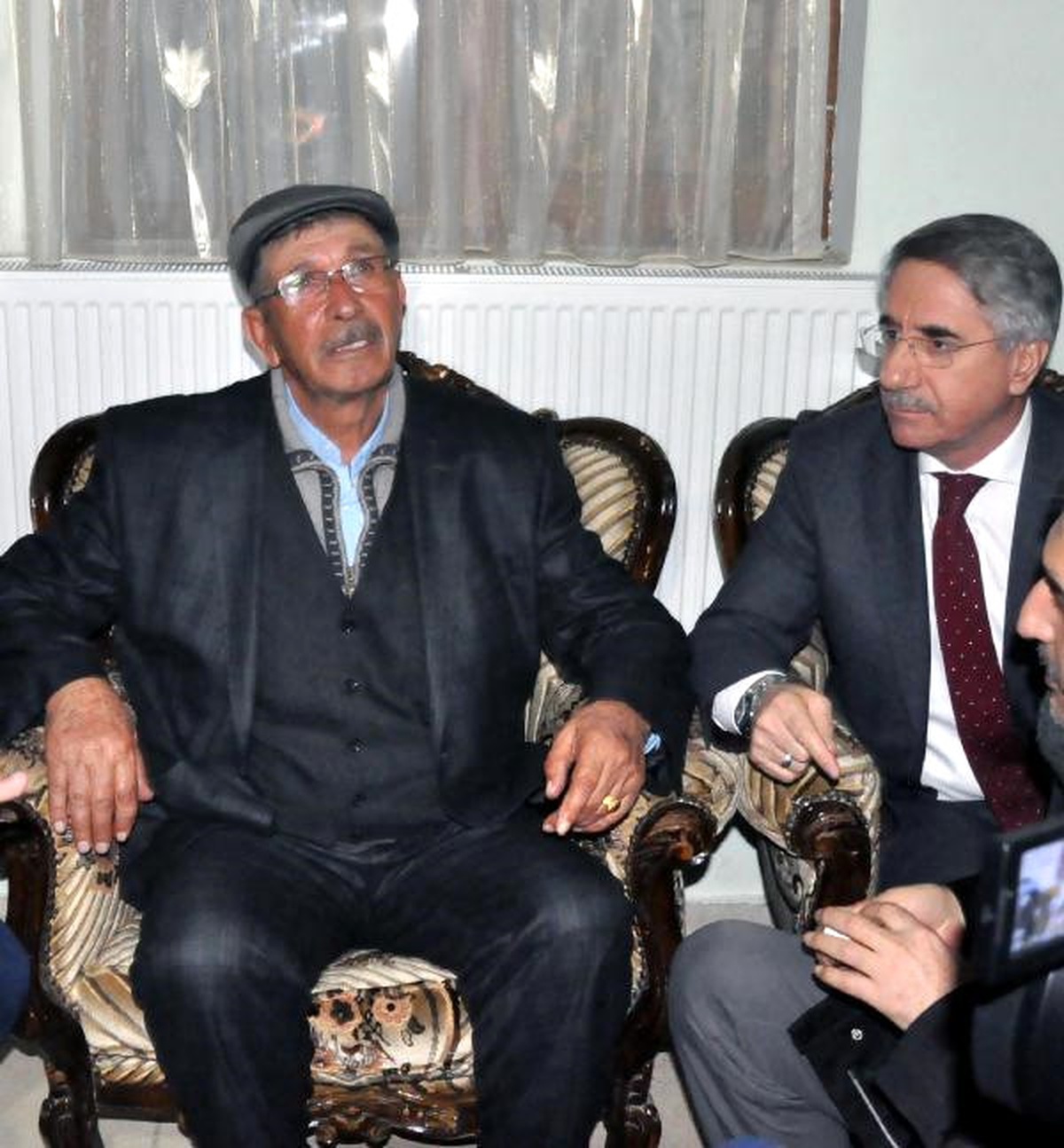 Şehit Ömer Halisdemir\'in Babası, Şehit Fethi Sekin\'in Ailesine Taziyede Bulundu