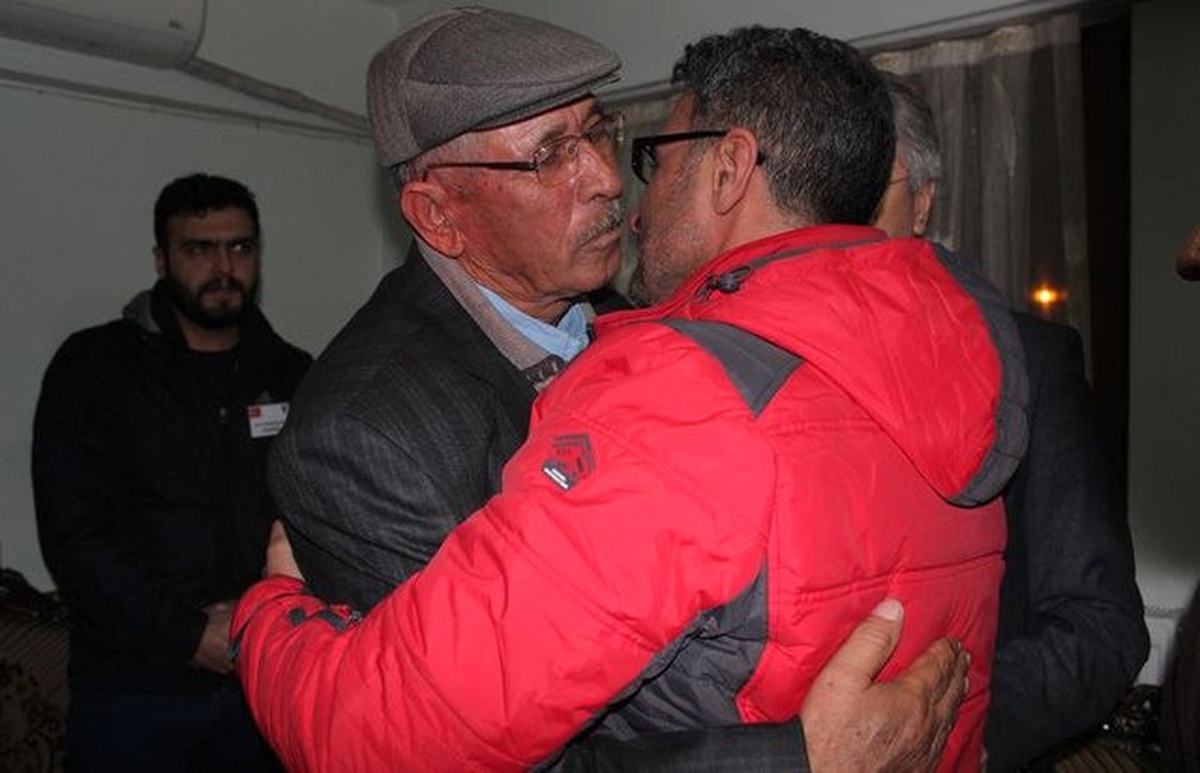 Şehit Ömer Halisdemir\'in Babası, Şehit Fethi Sekin\'in Ailesine Taziyede Bulundu
