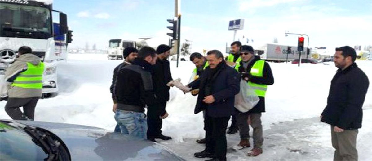 Seydişehir Belediyesi Yolda Mahsur Kalanlara Kumanya Dağıttı