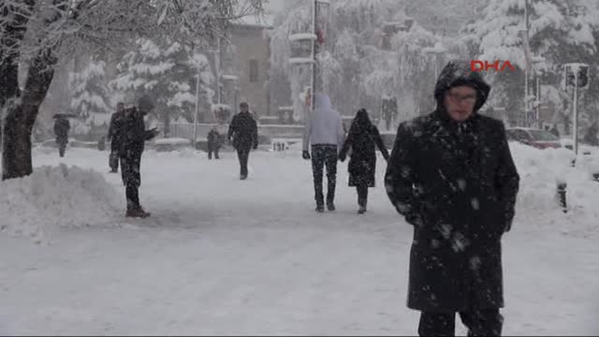 Sivas\'ta Yoğun Kar Yağışı; Okullar Tatil