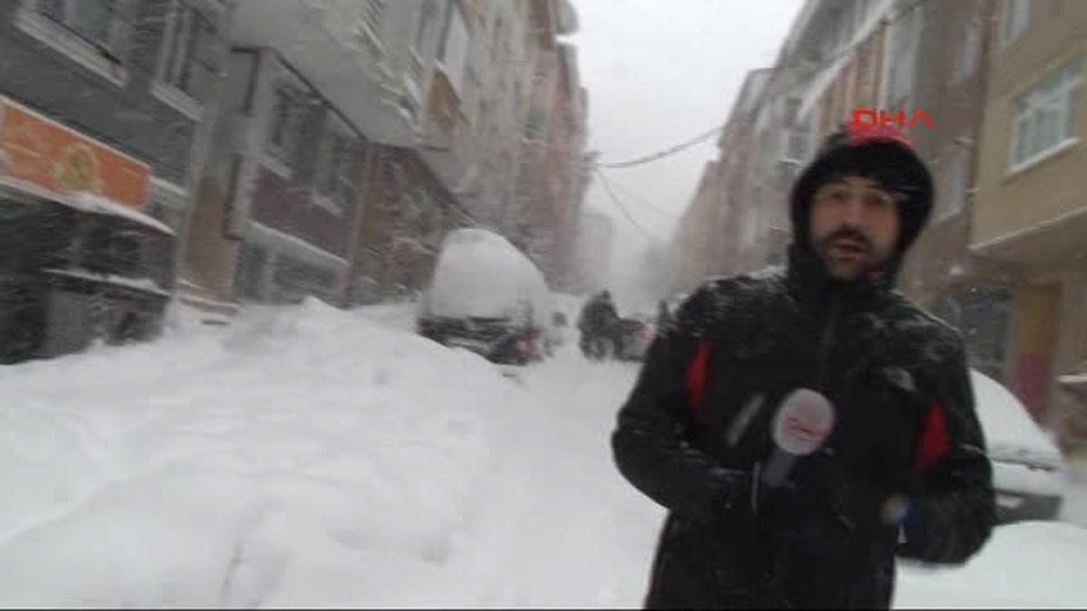 Sultangazi\'de Ara Sokaklarda Araçlar Mahsur Kaldı