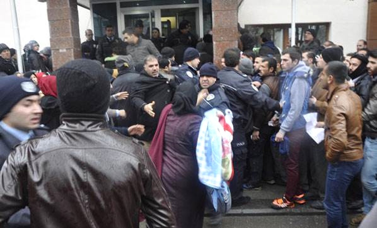 Suriyelilerin Geçici İkamet İzdihamı