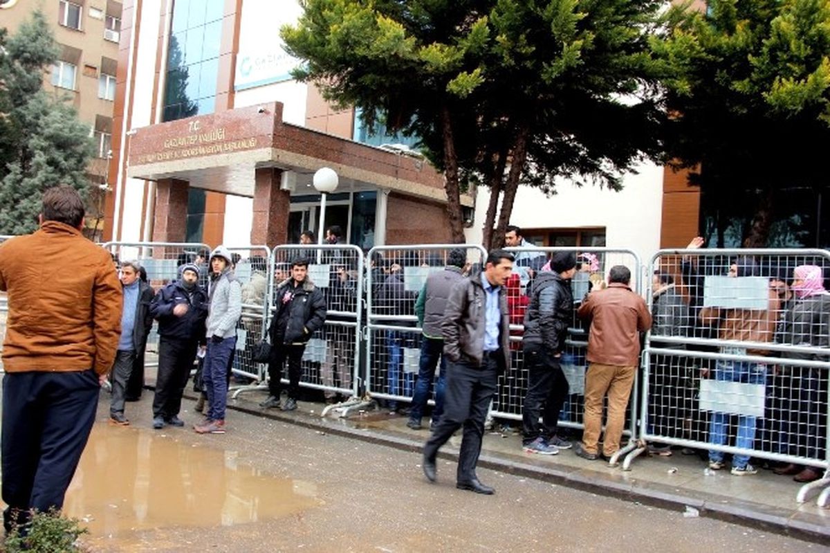 Gaziantep\'te Geçici İkametgah Kuyruğu: Yüzlerce Suriyeli Akın Etti