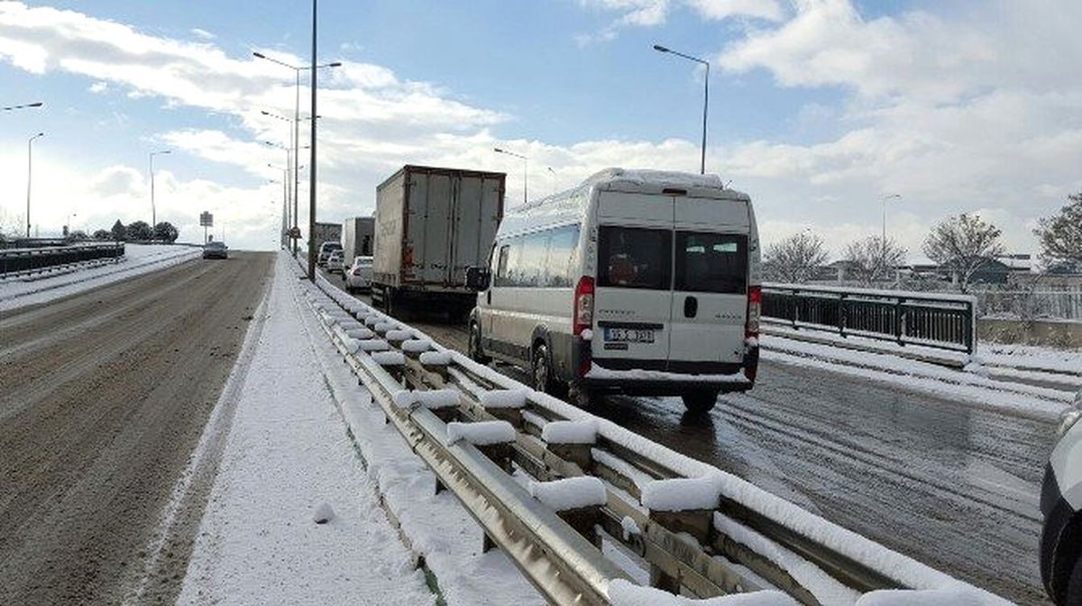 Sürücülerin Buzlu Yolla İmtihanı