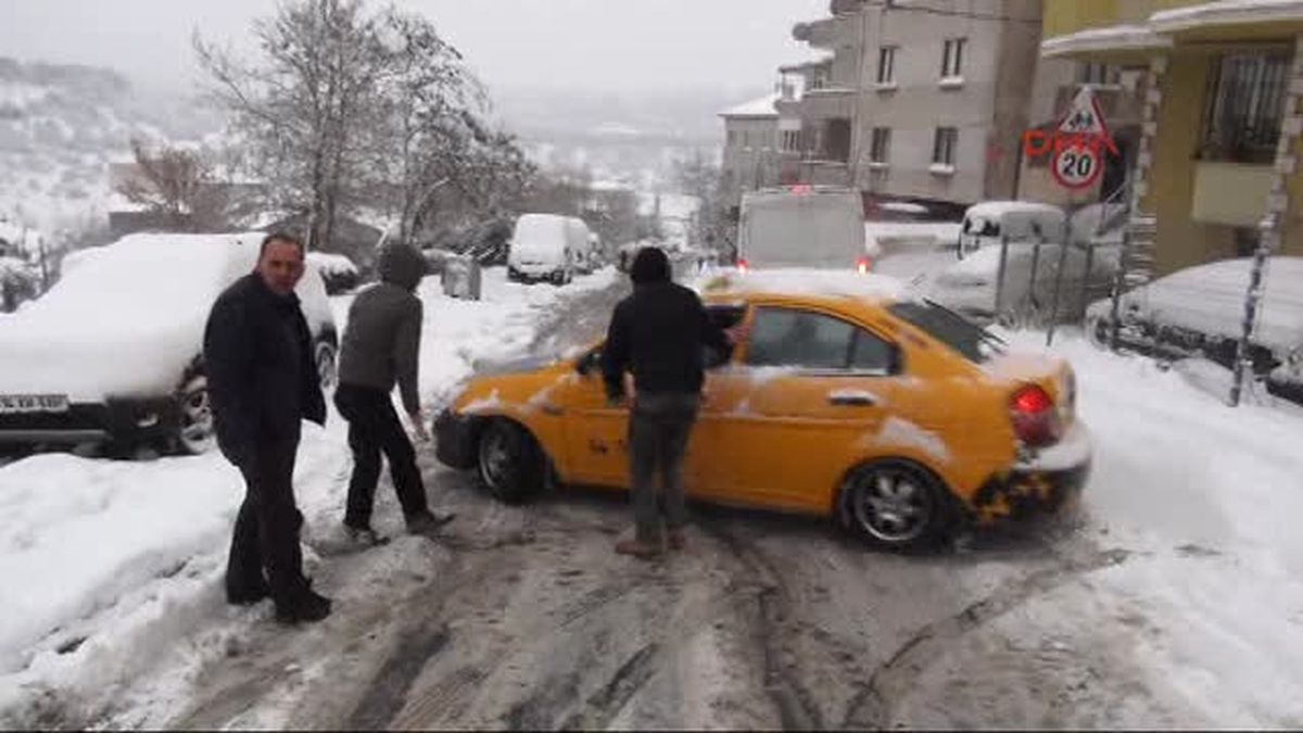 Sürücülerin Buzlu Yolla Imtihanı