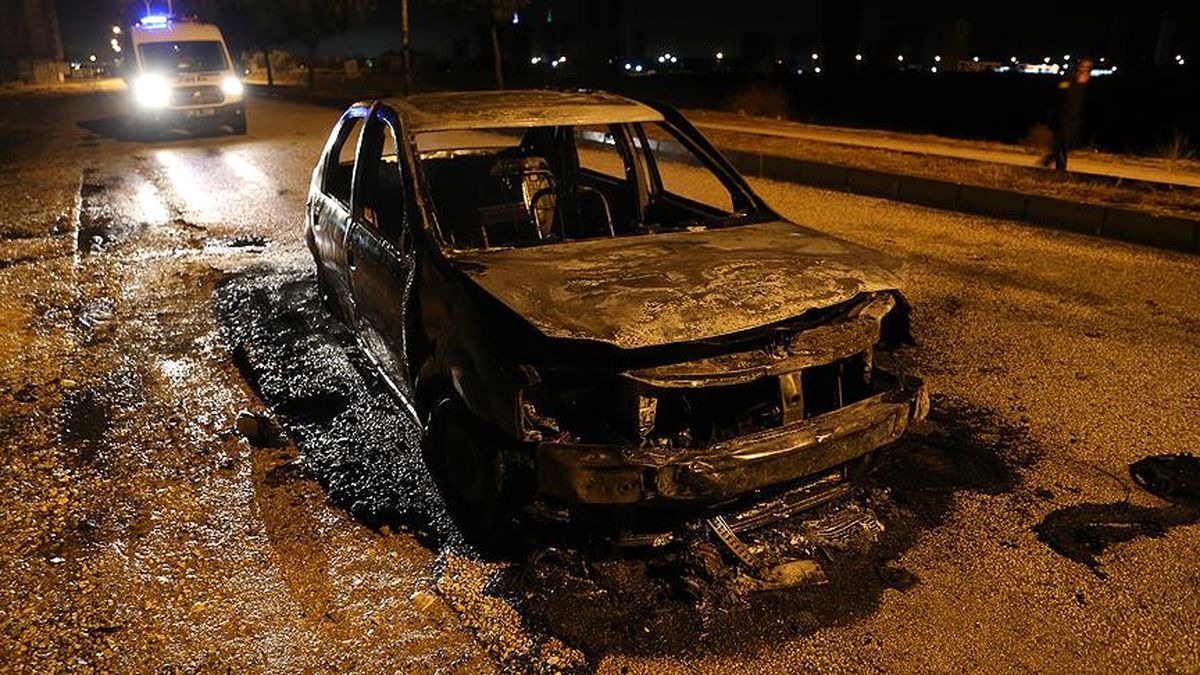 Taksiciyi Darbedip Aracını Yaktılar