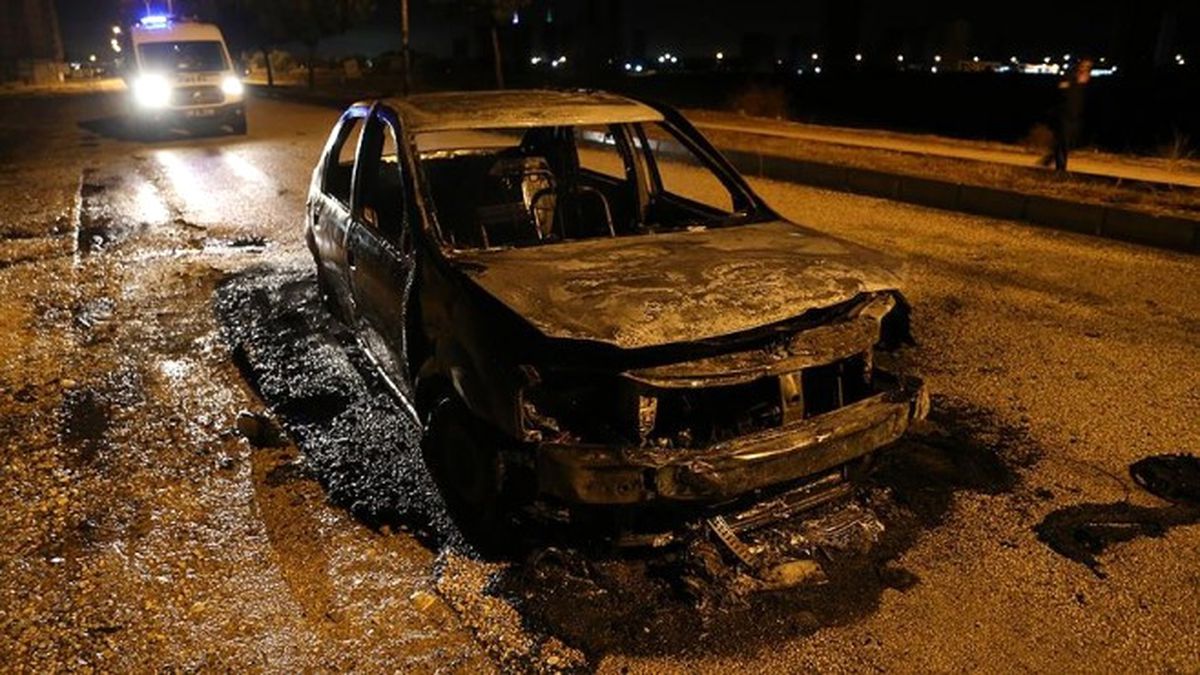 Taksiciyi Darbedip Aracını Yaktılar