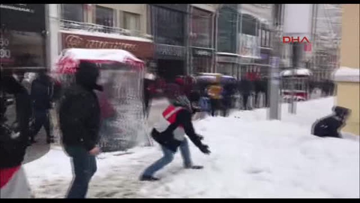 Taksim\'de Polis Ile Vatandaşların Kar Topu Savaşı