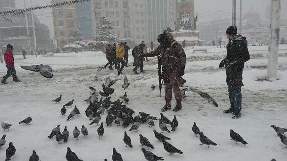 Taksim\'de Polis Kuşlara Yem Attı