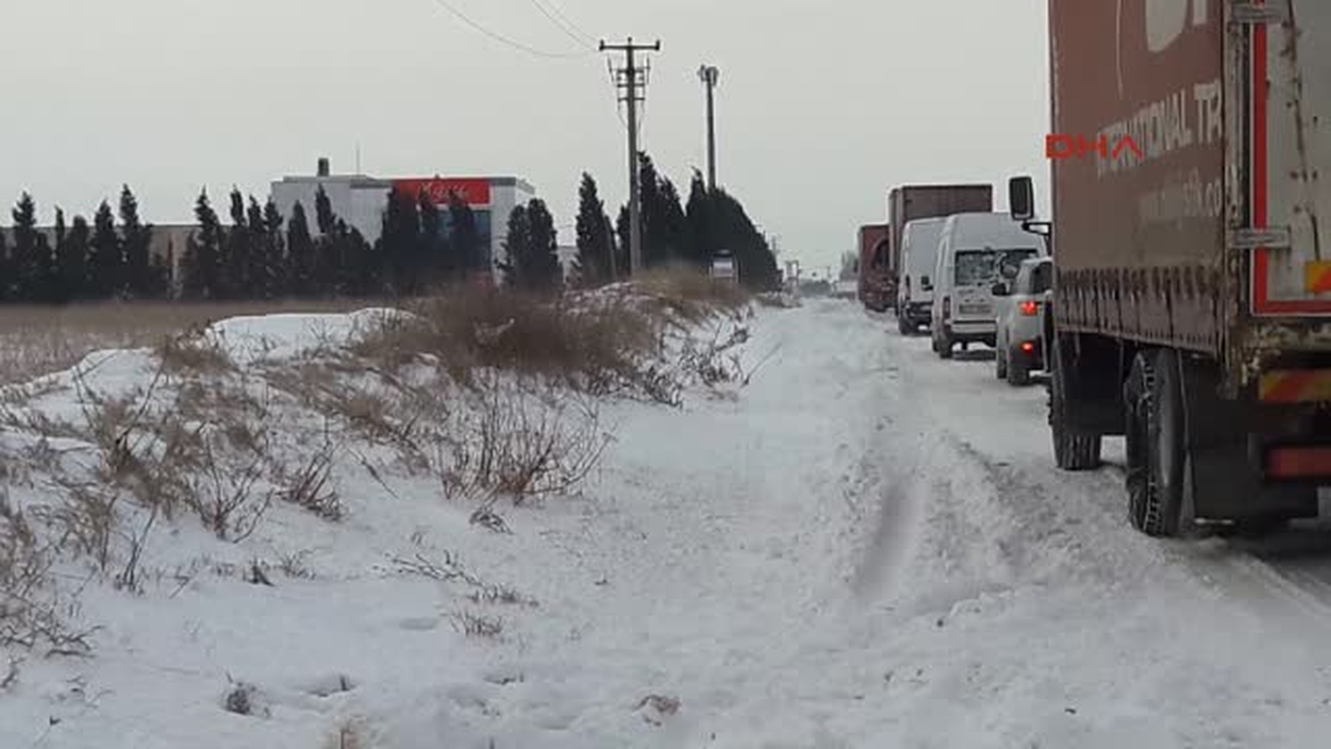 Tekirdağ Çorlu\'da Kar Ulaşımı Aksattı, Fırtına Direkleri Devirdi
