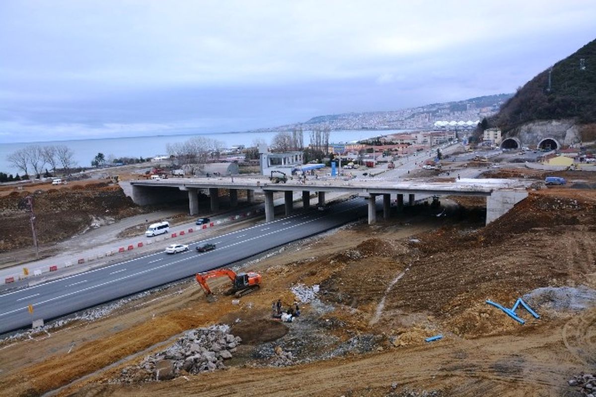 Trabzon\'da Trafik Yoğunluğuna Neden Olan Yonca Kavşak İnşaatı Şekilleniyor