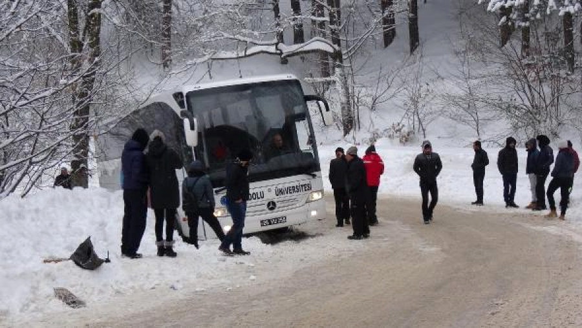 Üniversitelileri Taşıyan Otobüs Uludağ Yolunda Kara Saplandı
