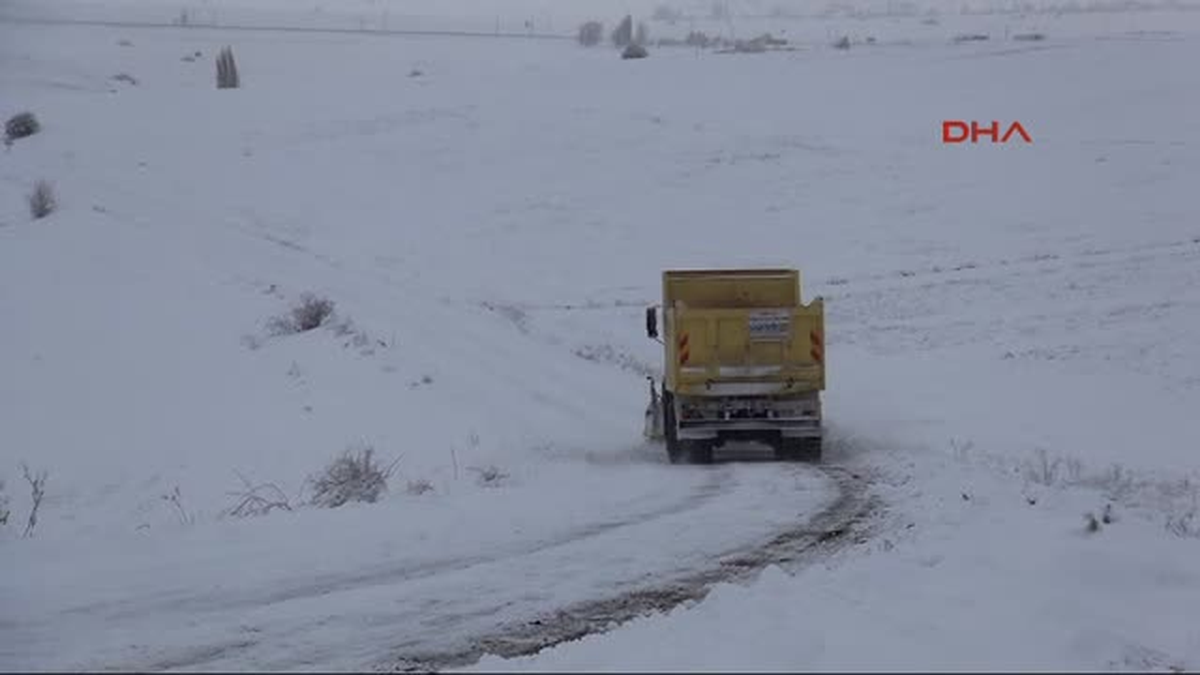 Yozgat\'ta 110 Köy Yolu Kardan Kapandı, Çalışmalar Sürüyor
