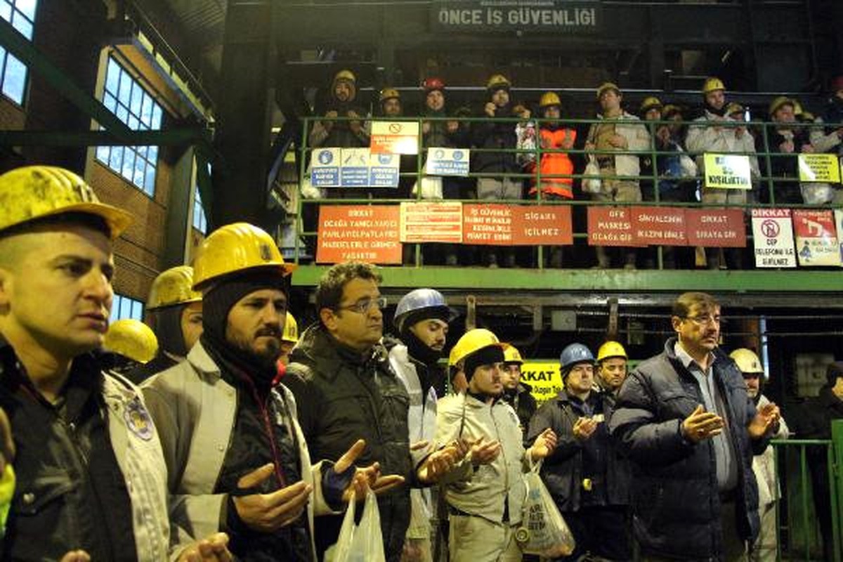 Zonguldak\'ta Madende Ölen 8 İşçi Dualarla Anıldı