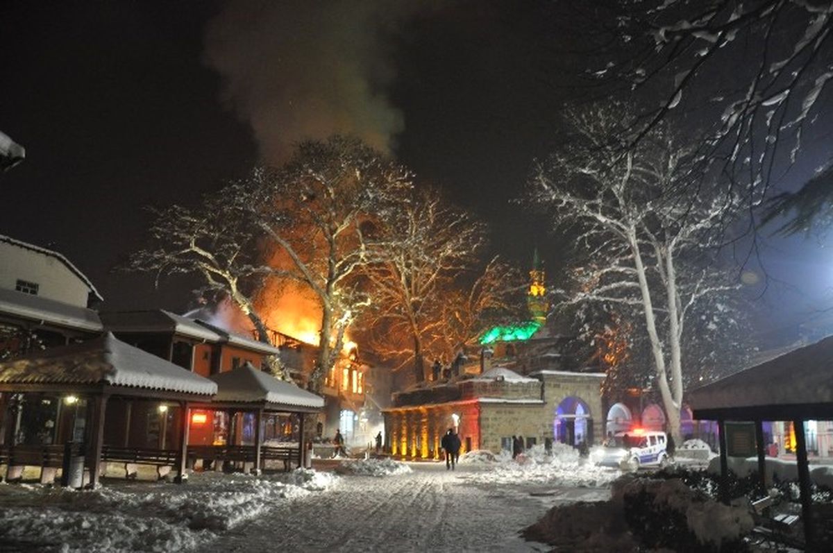 Bursa\'da 185 Yıllık Tarihi Bina Küle Döndü