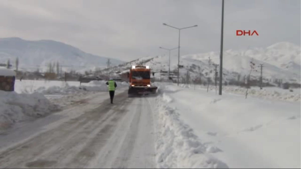 Adıyaman Çelikhan\'da Karda Kapanan Yollar Açıldı