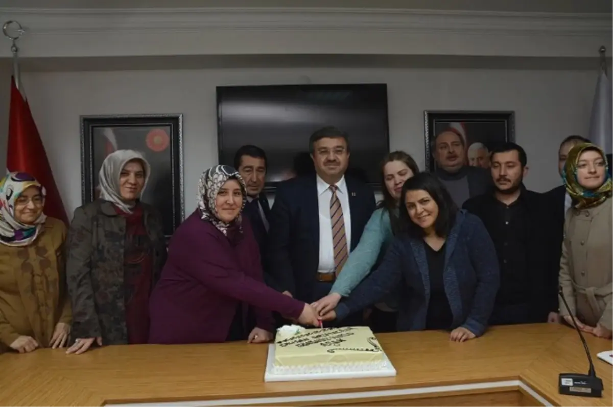 AK Parti\'den Basın Mensuplarına Pastalı Jest