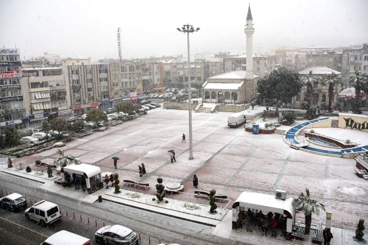 Aliağa\'da Kar Yağışı Devam Ediyor
