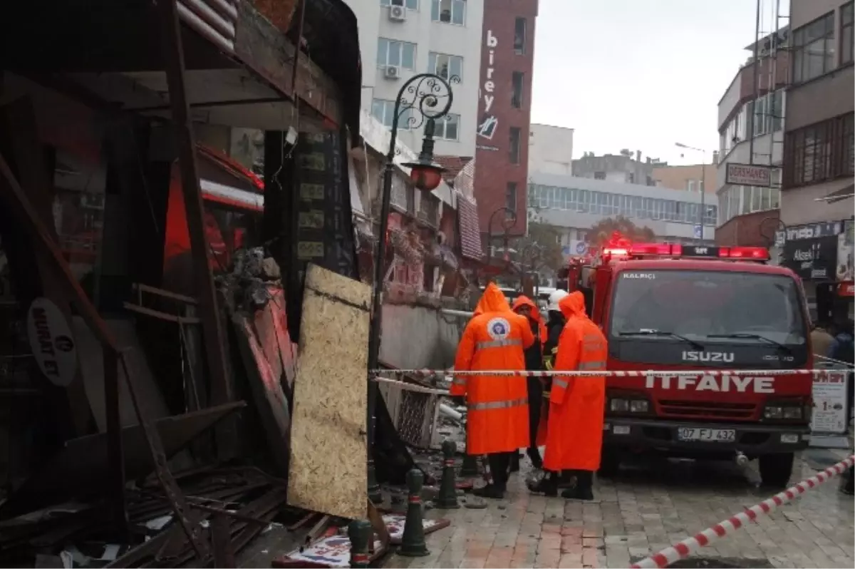 Antalya\'da 20 Metrelik Balkon Çöktü