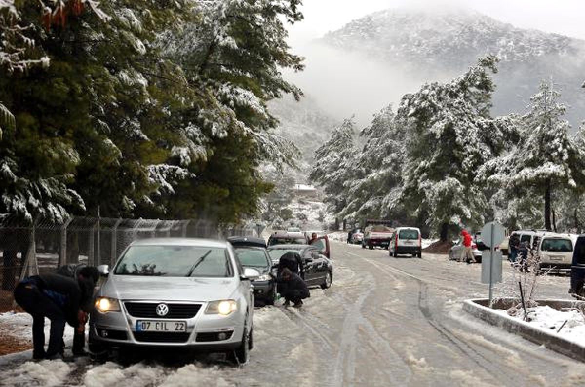 Antalya\'da Kar Nedeniyle Yollar Kapandı (2)
