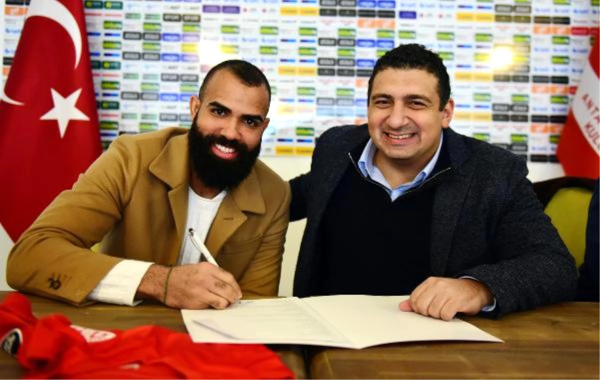 Antalyaspor Sandro\'yla İmzaladı