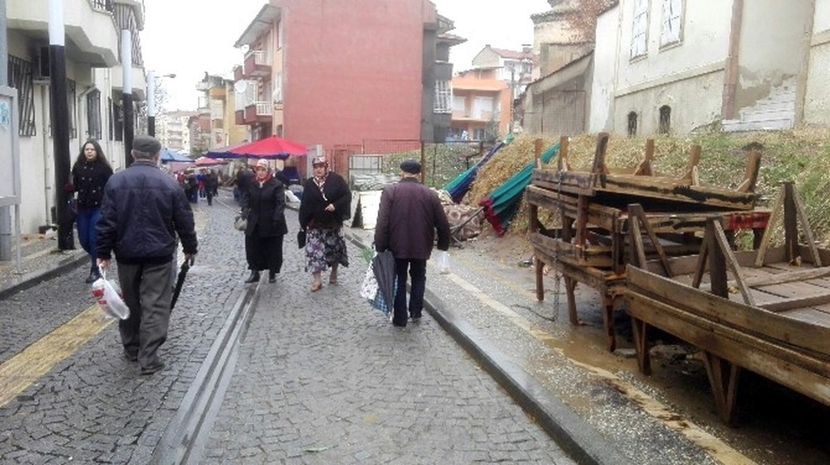 Aydın\'da Kar ve Soğuk Hava Pazarı Vurdu