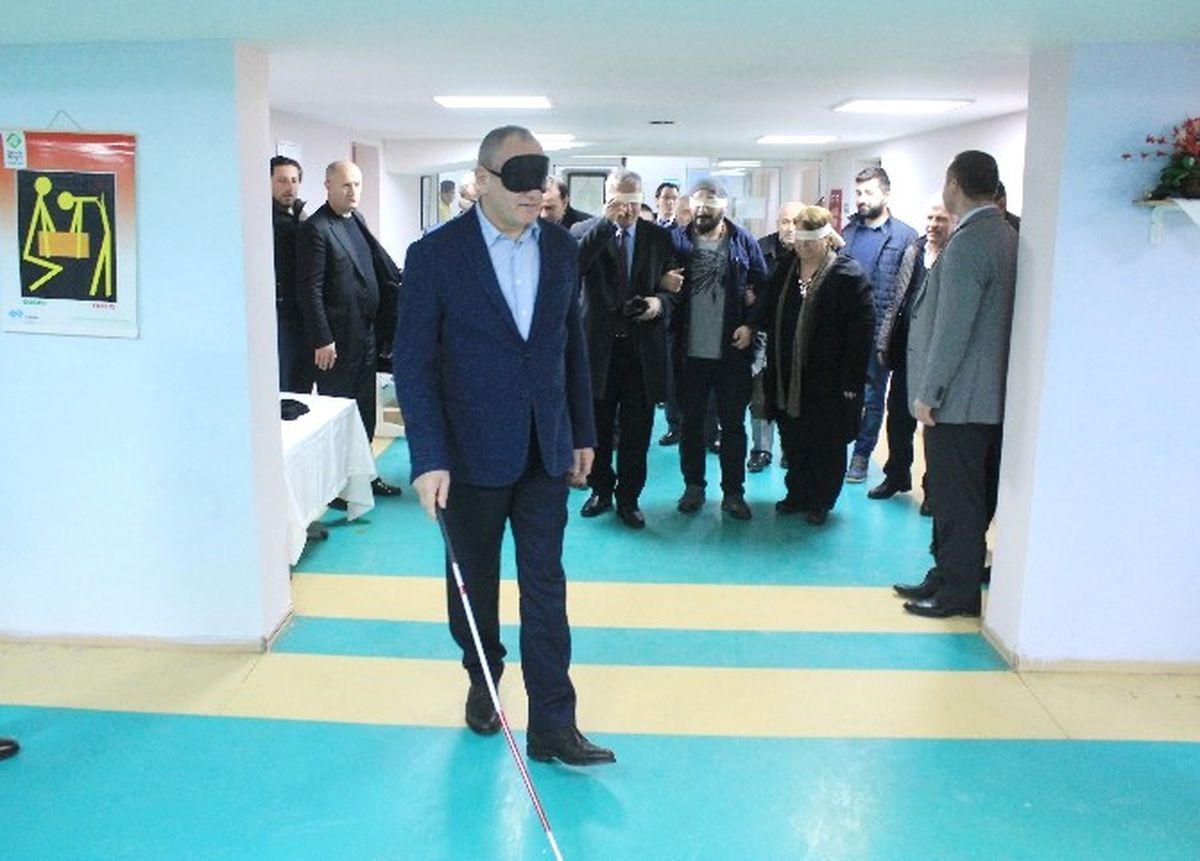 Başkan ve Gazeteciler Gözlerini Kapatıp Yürüdü, Yemek Yemeye Çalıştı