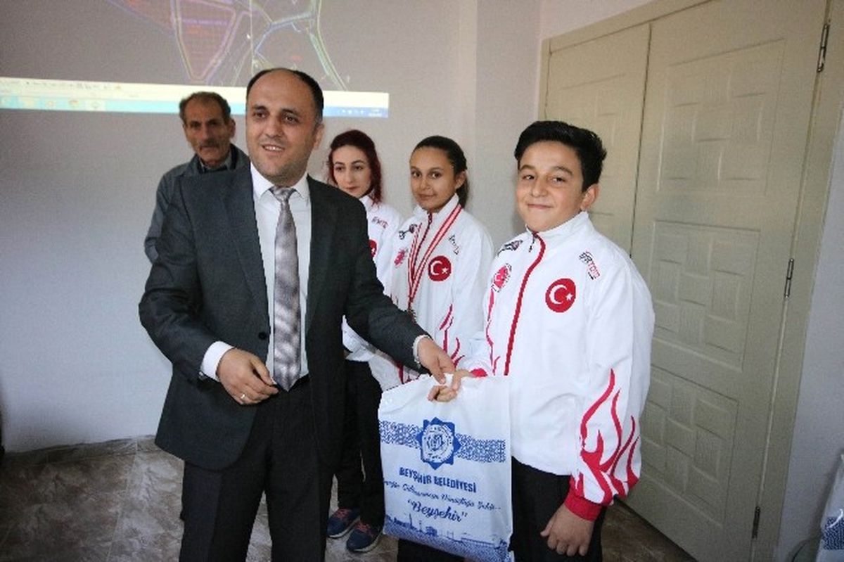 Beyşehir\'de Başarılı Sporcu ve Öğrenciler Ödüllendirildi