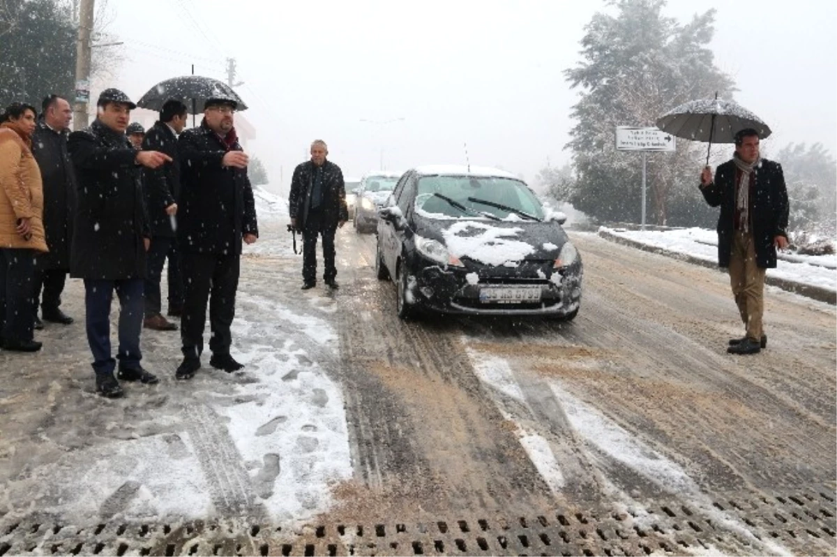 Bornova\'da Karla Mücadele Aralıksız Sürüyor