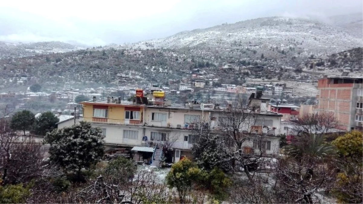 Bozdoğan\'da Kar 20 Köyle Ulaşımı Kopardı