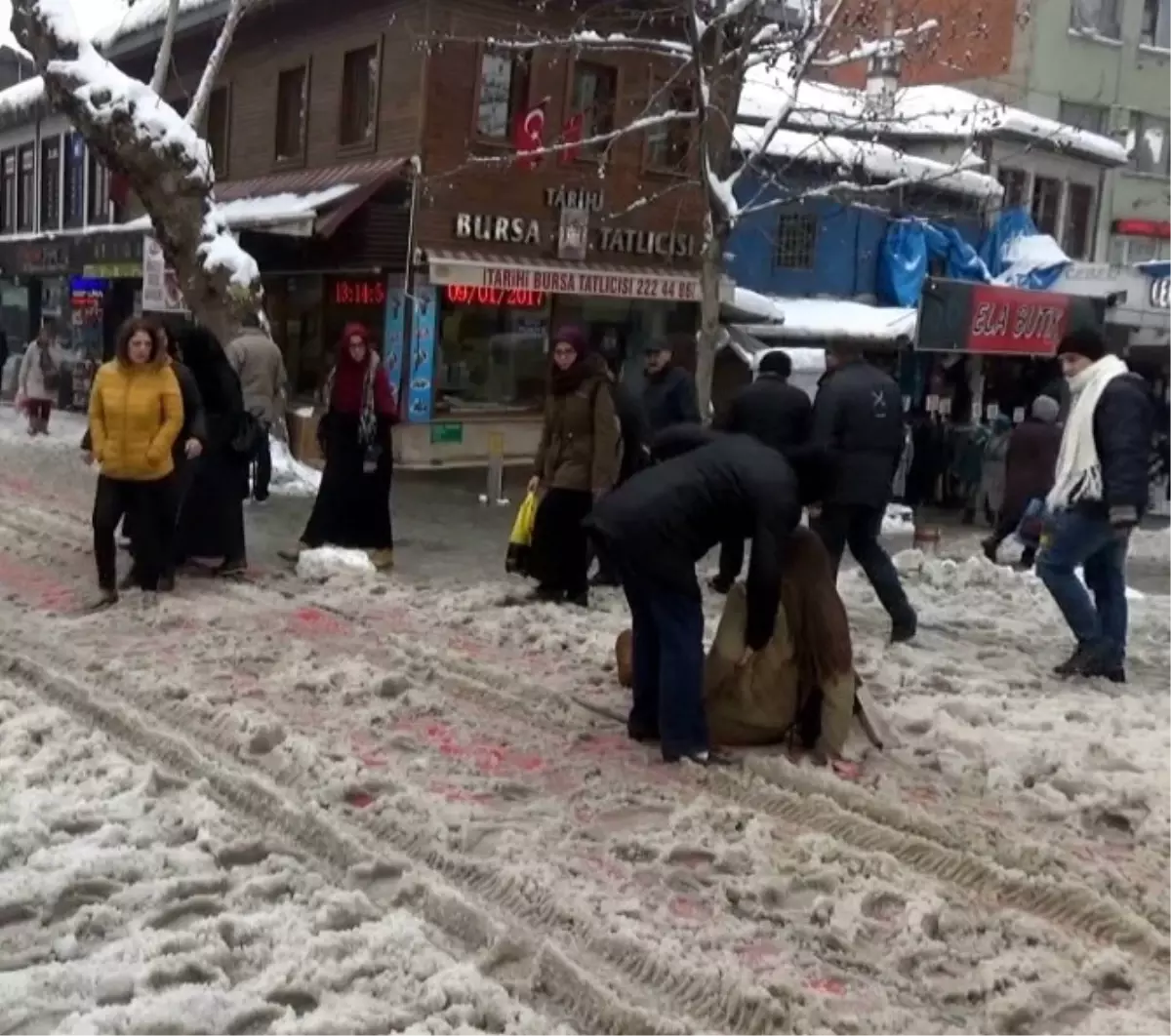 Buz Pistine Dönen Kaldırımlarda Bursalılar Zor Anlar Yaşadı