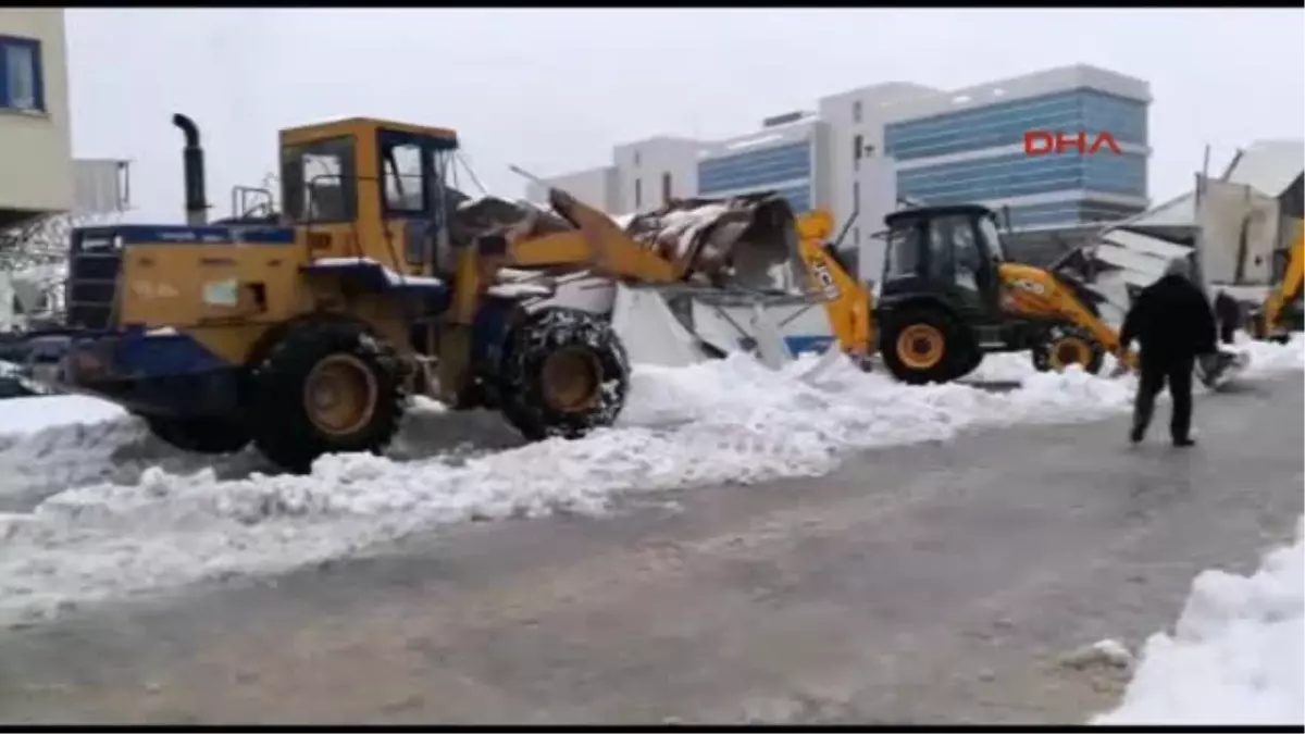 Çanakkale Biga\'da Kapalı Pazaryerinin Çatısı Çöktü