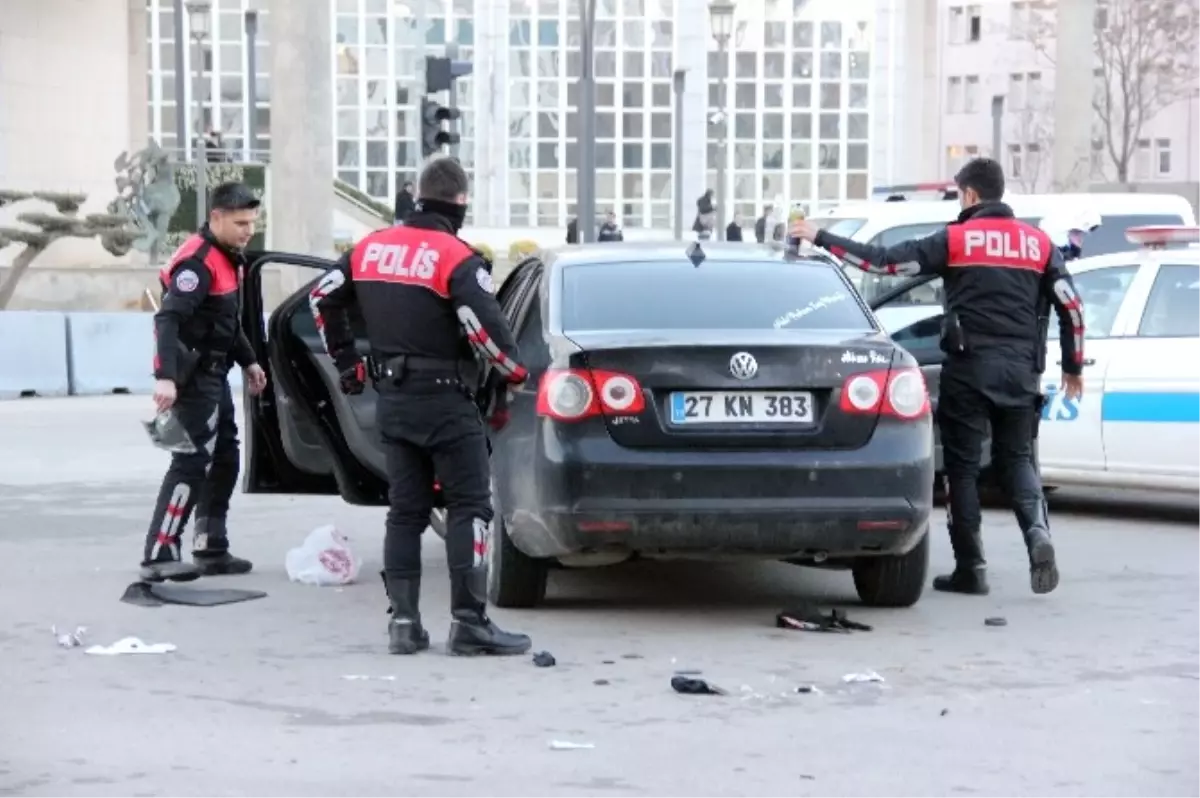 Çatışmanın Ardından Polis Ekipleri Durdurdukları Araçta 2 Kişiyi Gözaltına Aldı