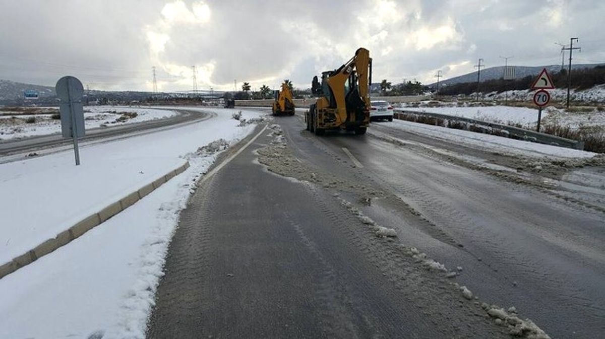 Çeşme\'de İlk Kez İş Makineleri Yol Açtı, Tuzlama Yapıldı