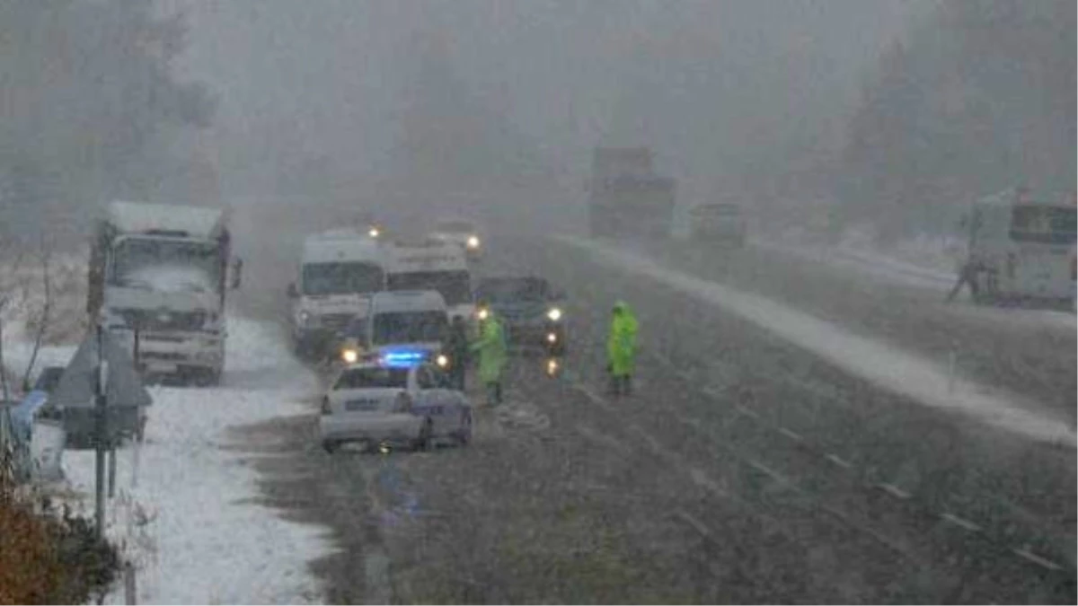 Denizli\'de Kış, Muğla ve Antalya Yollarında Trafiği Felç Etti