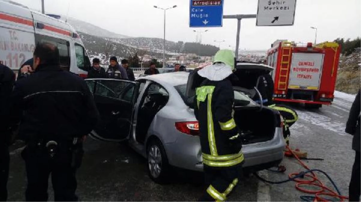 Denizli\'de Otomobil Bariyerlere Çarptı: 1 Ölü, 2 Yaralı