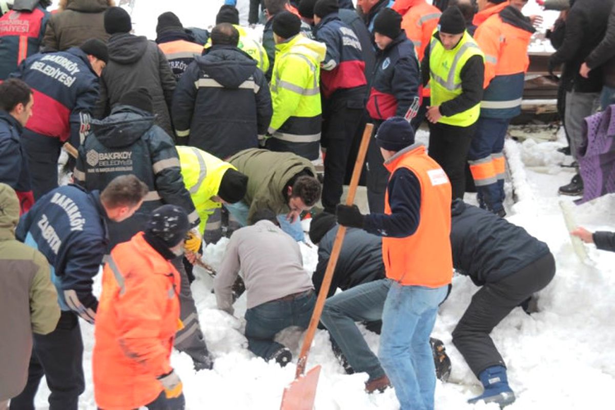Dha İstanbul - Camideki Çökmeyle Yaralananlar Hastaneye Getirildi (2)