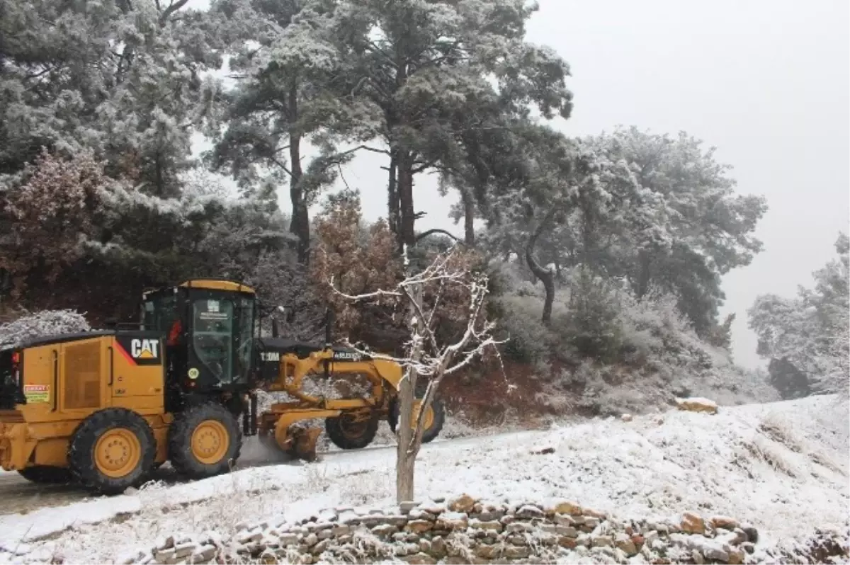 Edremit\'te Kar Mücadelesi Devam Ediyor